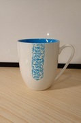 Kubek ceramiczny biało - niebieski, niebieski środek, 350 ml.