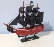 Model statku "Czarny Rycerz" ze stojakiem / do regeneracji