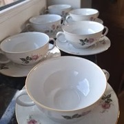 Porcelanowe sygnowane bulionowki ze spodkami-6