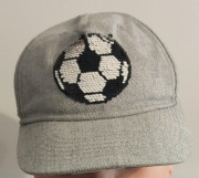 Czapka z daszkiem z motywem piłki nożnej z odwracalnych cekinów roz. 54 cm