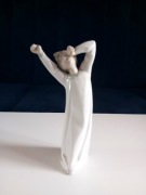 Porcelanowa figurka Lladro ziewający chłopiec