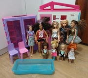Zestaw 9 lalek lalki Barbie + mały rozkładany dom domek + basenik + szafa