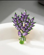 Elegancka broszka lawenda