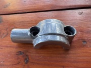 UCHWYT LUSTERKA / POMPY SUZUKI INTRUDER VS1400