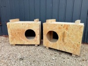 Drewniana budka dla kota.