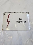 Tablica emaliowana, Pod Napięciem !