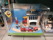 Klocki BRIO Duża Remiza Strażacka w Podświetlanej Gablocie Reklamowej