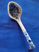 Porcelanowa łyżka do sosu   dekoracyjna dł. 20 cm Włocławek bdb