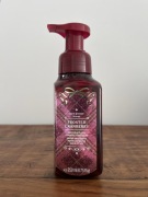 Bath & Body Works Frosted Cranberry – mydło w piance 236 ml