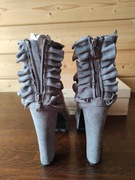 Szare botki na platformie i słupku