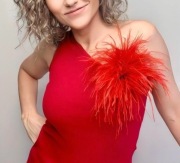 Czerwona broszka ze strusich piór Duża