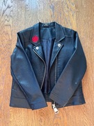 Czarna kurtka Mia Rock – stylowa ramoneska z różami i czaszką