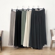 Spodnie damskie – lekki materiał, modny krój