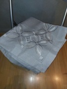 Obrus świąteczny srebrno szary haftowany 90x90 