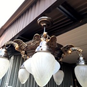 Żyrandol mosiężny orły w bardzo dobrym stanie.Pięć ramion + ampla.