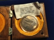 Wykopki skrzyniowe- 1967 rok- Australia moneta z łabędziem w pudełku. 