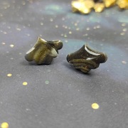 Kolczyki sztyfty.Czarno-złote małe listki