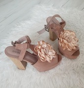 Piękne buty z ozdobnym kwiatem na wysokiej platformie 39