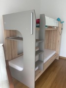 Łóżko piętrowe z materacami i szufladą