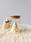 Świeca sojowa w kształcie choinki zamknięta w słoiku z bambusową pokrywką