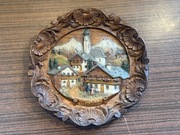 Drewniana płaskorzeźba Austria – górska wioska – ozdoba ścienna 20 cm