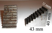 Pryzmy schodkowe 43x40x32 mm  2 szt. do mocowania łapami dociskowymi
