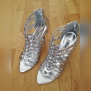 Dune London, srebrne skórzane sandałki na obcasie