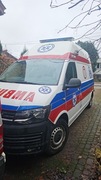 Ambulans karetka Volkswagen  T6 przejscie Auto Form nosze fotel podjazd