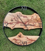 Zegar z drewna I żywicy , stalowa obręcz.