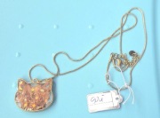 Kot pastelowy naszyjnik – złota zawieszka, delikatna biżuteria