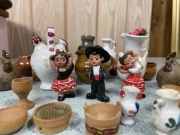 Zestaw kolekcjonerskich figurek z terakoty z miniaturowymi akcesoriami