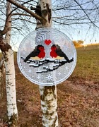Szydełkowa zawieszka z zimowymi ptaszkami 