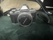 Aparat OLYMPUS E-M10 Mark IV Srebrny + Obiektyw EZ 14-42 mm