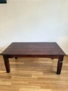 Drewniany stolik kawowy w rustykalnym stylu solidny i ponadczasowy