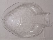 Stara szklana patera w kształcie ryby