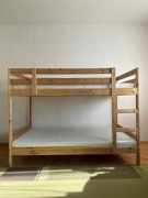 Łóżko piętrowe dziecięce – zadbane, 2 materace w zestawie