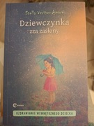 Dziewczynka zza zasłony. Uzdrawianie wewnętrznego dziecka