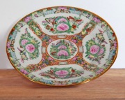 Dekoracyjny talerzyk z ręcznie malowanej, chińskiej porcelany z Kantonu