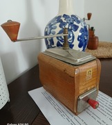 Polski , drewniany, stary młynek do mielenia z czasów PRL