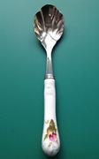 Stara porcelanowa łyżeczka do cukru z różą