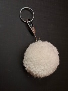 Biały brelok pompon zawieszka do kluczy plecaka torebki