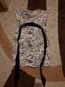 Sukienka włoska elegancka dla szczupłej i młodej kobiety.