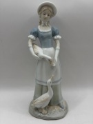 Porcelanowa figurka „Dziewczyna z gąska na rękach” St Michael
