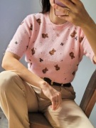 Pudrowy sweter damski na krótki rękaw grafika misie kokardki słodki puszyst