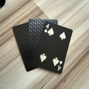 Ekskluzywne czarne karty do gry ze złotymi i srebrnymi akcentami