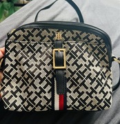 Tommy Hilfiger torebka listonoszka.