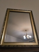 Lustro w ozdobnej złotej ramie – stan idealny