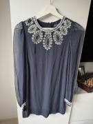 French Connection – Jedwabna sukienka koktajlowa z koralikami i cekinami