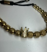 męska bransoletka z koroną w kolorze złota, wysadzana szkiełkami, ładna