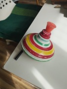 Plastikowy bączek zabawka